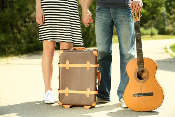 Mladý pár s kufrem a kytara — Stock fotografie