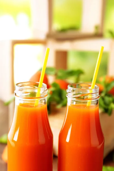 Flaskor med aprikos juice — Stockfoto