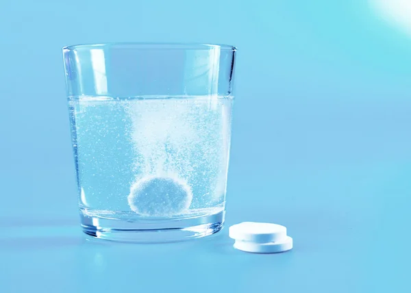 水と錠剤のガラス — ストック写真