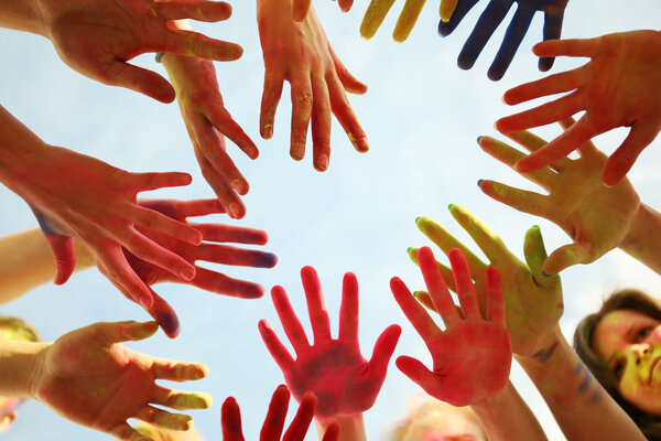 Руки молодых людей с индийскими красками
 