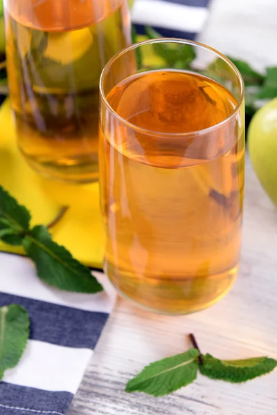 Vasos de jugo de manzana con frutas y menta fresca en la mesa de cerca —  Fotos de Stock