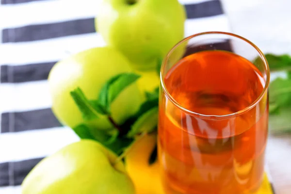 Vaso de zumo de manzana con frutas y menta fresca en la mesa de cerca —  Fotos de Stock