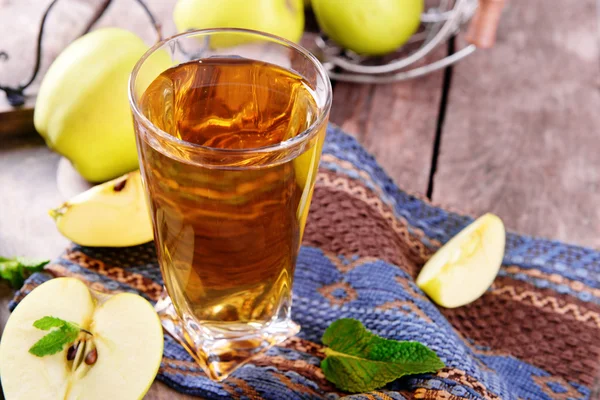 Copo de suco de maçã com frutas e hortelã fresca na mesa de perto — Fotografia de Stock