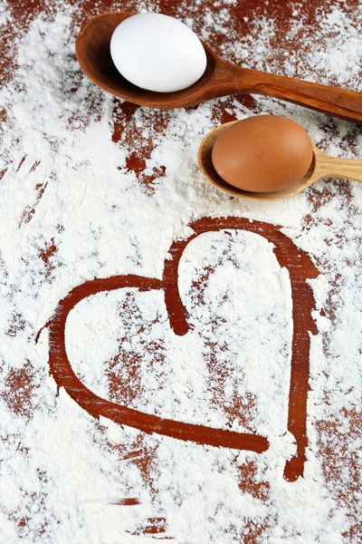 Cucharas de madera con huevos sobre fondo de harina — Foto de Stock