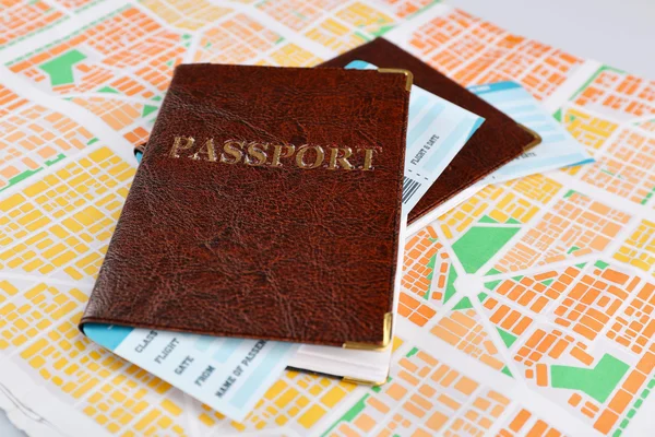 护照与机票在地图上 — 图库照片