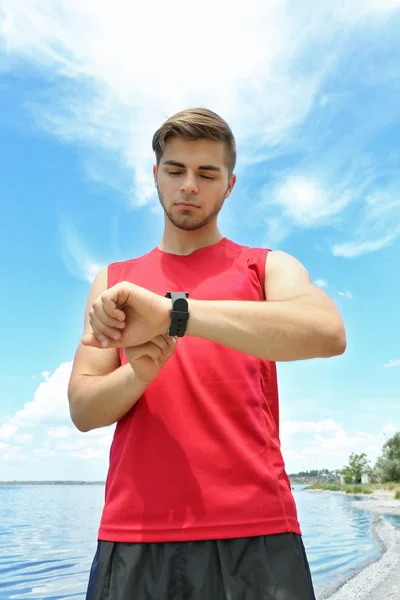 Runner olhando para relógio inteligente — Fotografia de Stock