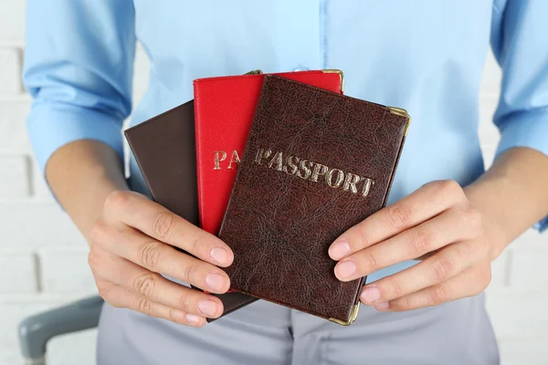 Θηλυκό τα χέρια εκμετάλλευσης διαβατήρια — Φωτογραφία Αρχείου