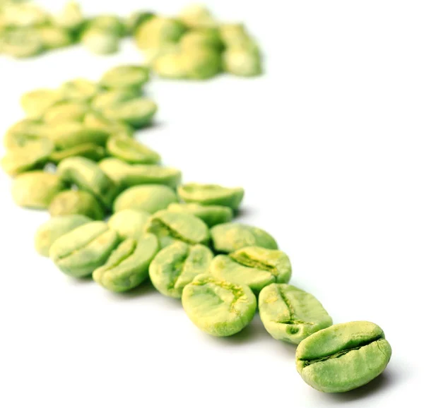 Zelená kávová zrna izolované na bílém — Stock fotografie
