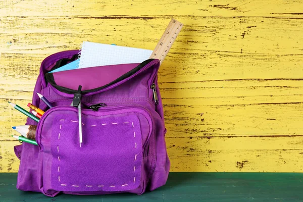 Школьный рюкзак на деревянном фоне — стоковое фото