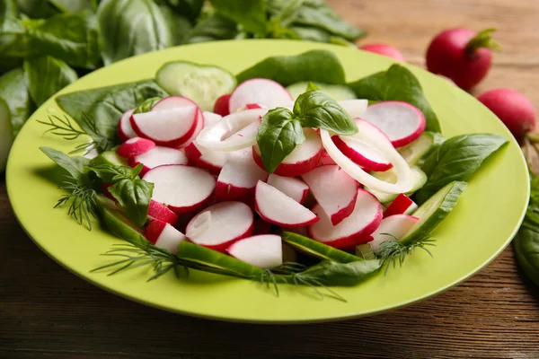 Свіжий овочевий салат на столі крупним планом — стокове фото