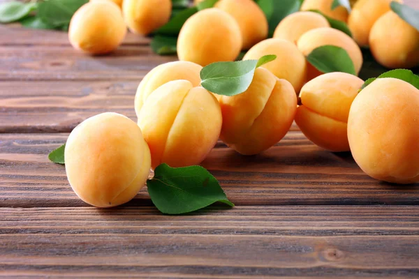 Ripe apricots on wooden table, closeup — Stock Photo, Image