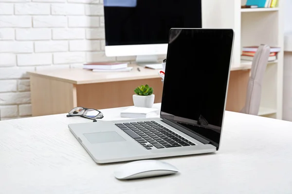 Local de trabalho com computador no escritório — Fotografia de Stock