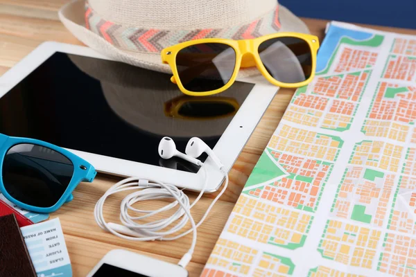 Okulary przeciwsłoneczne, paszporty, cyfrowe tabletki i mapę, z bliska. Przygotowania do podróży koncepcja — Zdjęcie stockowe
