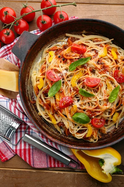 Domowe Spaghetti Bolognese na patelni, na tle drewniane — Zdjęcie stockowe