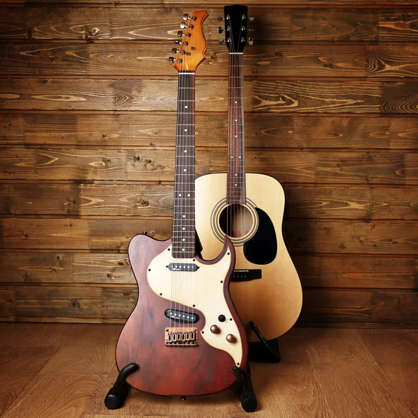 Gitary elektryczne i akustyczne na drewniane tła — Zdjęcie stockowe