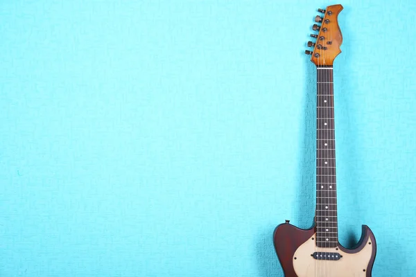 Chitara electrica pe fundal tapet albastru — Fotografie, imagine de stoc