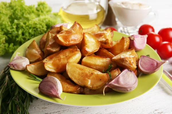 Gebackene Kartoffelkeile — Stockfoto