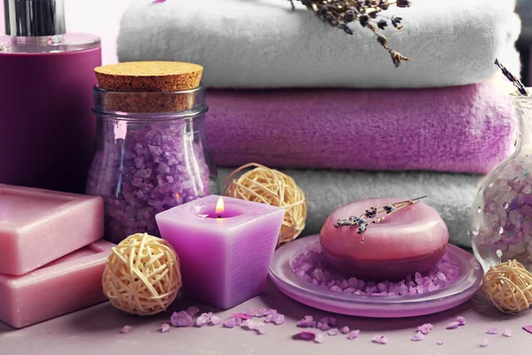 Tratamientos de spa sobre fondo colorido. concepto de spa lavanda — Foto de Stock