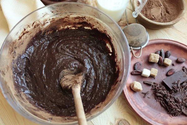 Voorbereiding van deeg voor chocolade taart op tafel close-up — Stockfoto