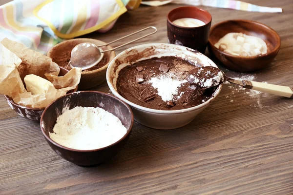 Teig für Schokoladenkuchen aus nächster Nähe auf dem Tisch zubereiten — Stockfoto