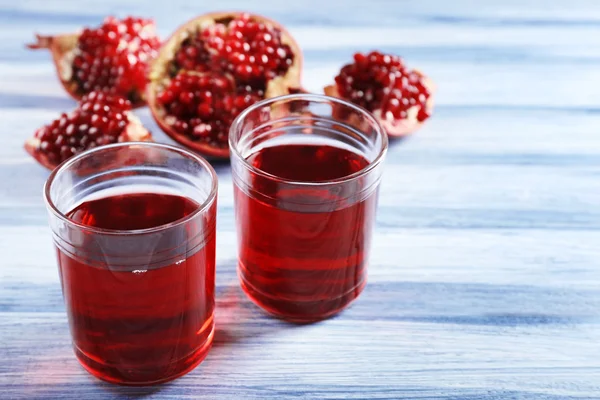 Succo di granato fresco con frutta in tavola da vicino — Foto Stock