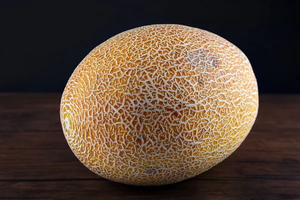 Mogen melon på mörk bakgrund — Stockfoto