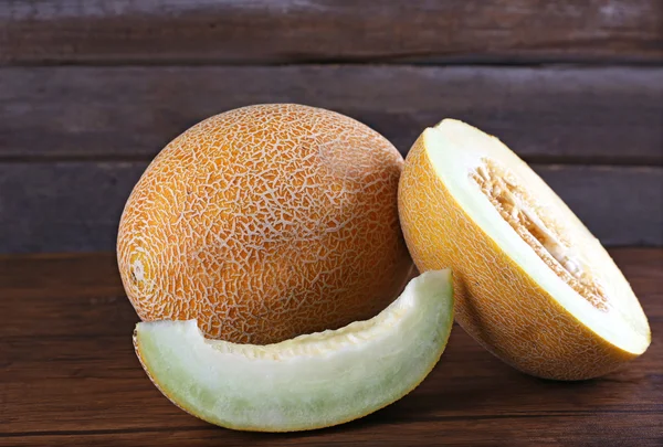 Mogen melon på trä bakgrund — Stockfoto
