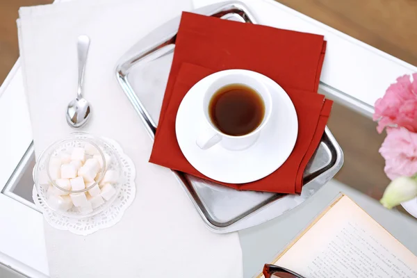 Φλιτζάνι τσάι με το βιβλίο στο τραπέζι σε κοντινό πλάνο — Φωτογραφία Αρχείου