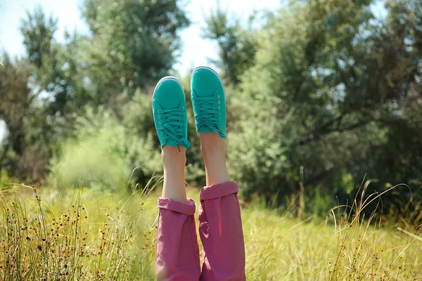Női színes cipők szabadban lábak — Stock Fotó