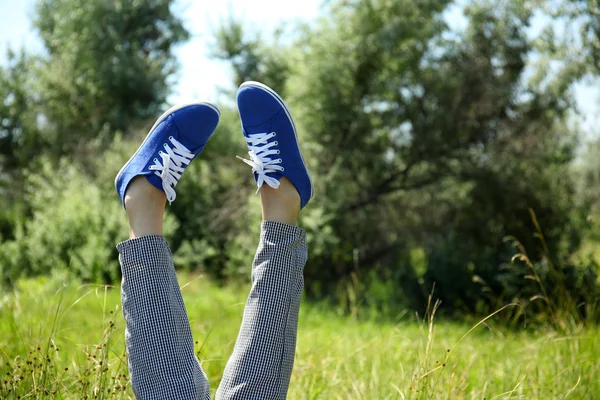 Piernas femeninas en zapatillas de deporte de colores al aire libre —  Fotos de Stock