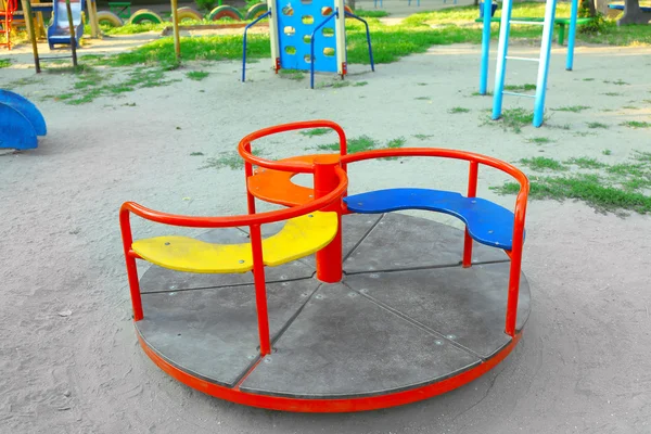 Дитяча карусель на дитячому майданчику в парку — стокове фото
