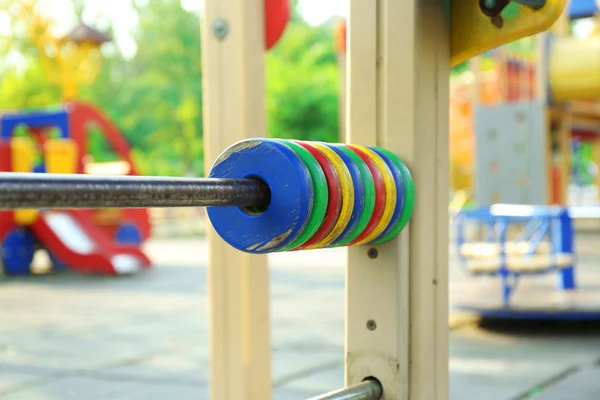 Anillos de madera coloridos para contar con parque infantil en el parque —  Fotos de Stock