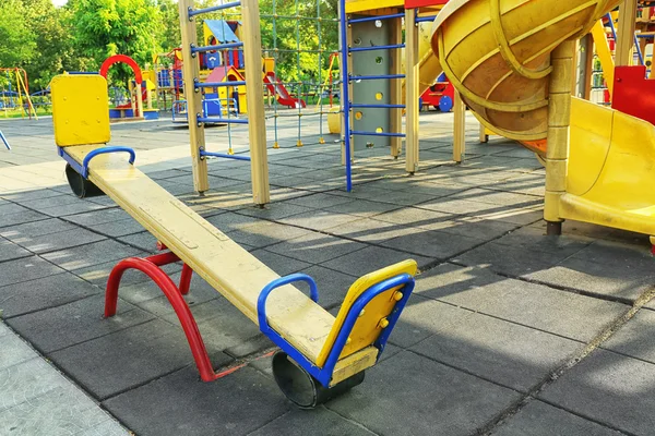 Balanças vazias no parque infantil no parque — Fotografia de Stock