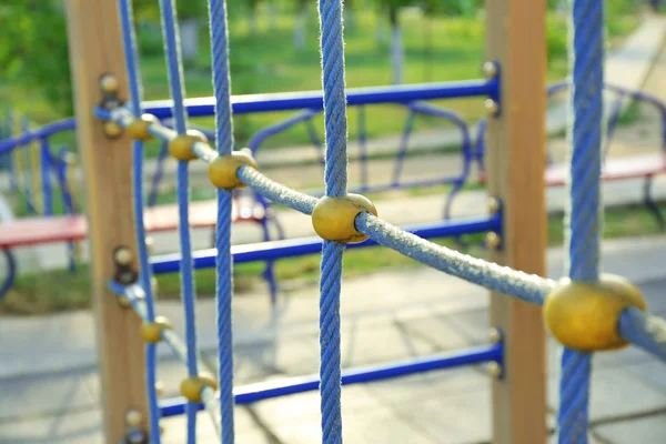 Cordas de escalada no parque infantil no parque — Fotografia de Stock