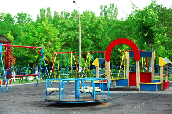 Colorido parque infantil en el parque — Foto de Stock