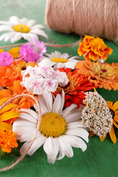 Flores frescas de colores en la mesa de madera, primer plano —  Fotos de Stock