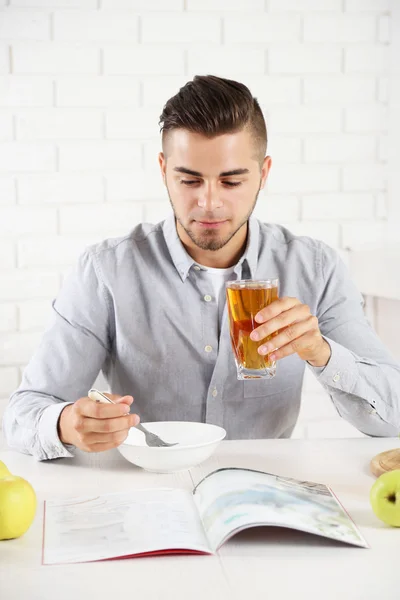 Jeune homme petit déjeuner léger — Photo