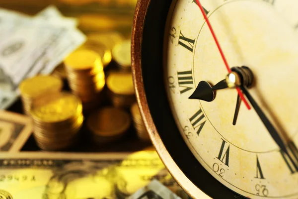 Money and alarm clock, closeup — Stock Photo, Image