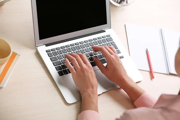 Kobieta korzysta z laptopa w miejscu pracy bliska — Zdjęcie stockowe