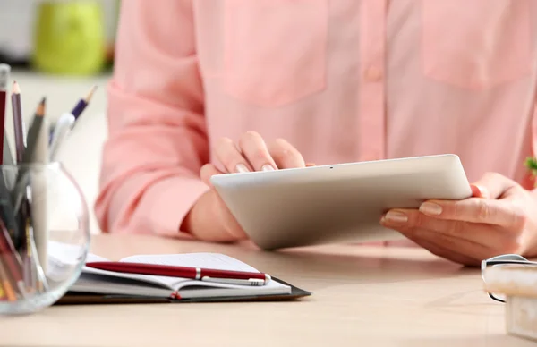 Frau nutzt digitales Tablet am Arbeitsplatz aus nächster Nähe — Stockfoto