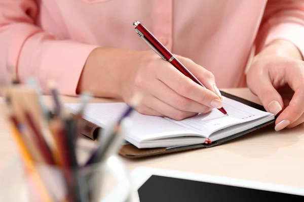 Žena psát na notebooku na pracovišti zblízka — Stock fotografie