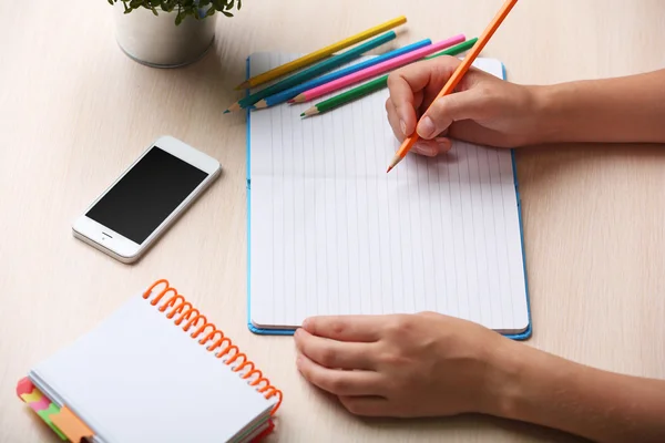 Mujer escribir en cuaderno en el lugar de trabajo de cerca — Foto de Stock