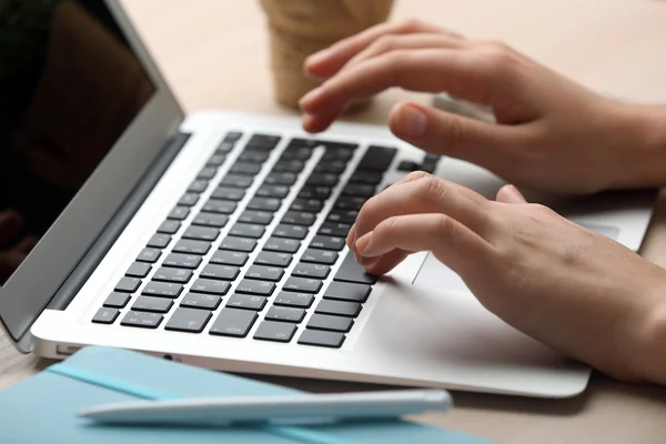 Mulher usando laptop no local de trabalho de perto — Fotografia de Stock