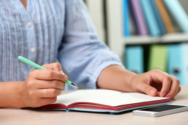 Mulher escrever no notebook no local de trabalho de perto — Fotografia de Stock