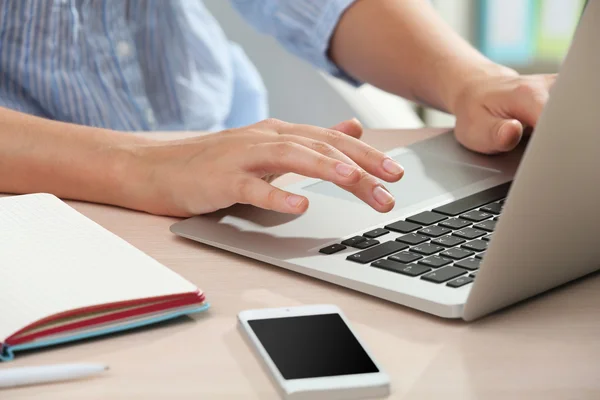 Mulher usando laptop no local de trabalho de perto — Fotografia de Stock