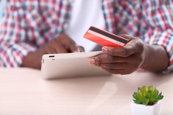 Afrikanisch-amerikanische Männerhände mit Tablet und Kreditkarte am Arbeitsplatz — Stockfoto