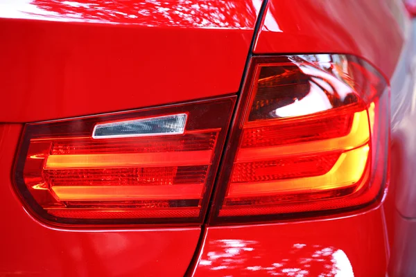 Задние фонари красной машины — стоковое фото