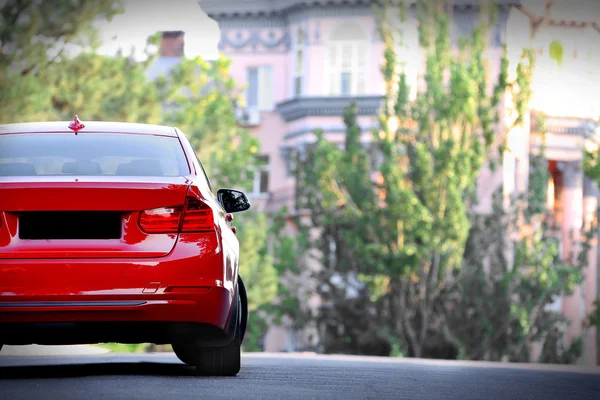 Červené auto na silnici — Stock fotografie