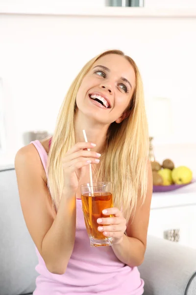 Femme avec du jus de pomme frais — Photo