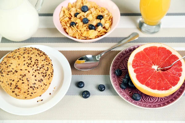Здоровый завтрак с фруктами и ягодами на столе вблизи — стоковое фото